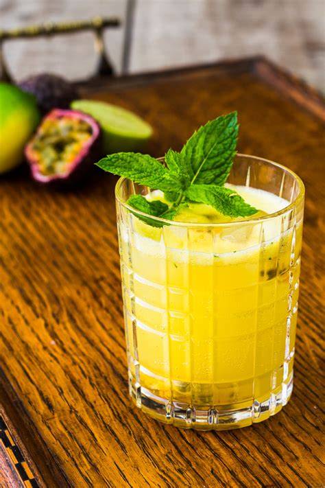 Passionsfrucht, Gin und Eismaschine auf der Küchenarbeitsfläche