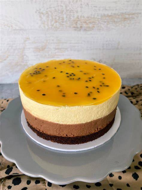 Passionsfrucht Mousse Torte im Anschnitt, Schichten sichtbar