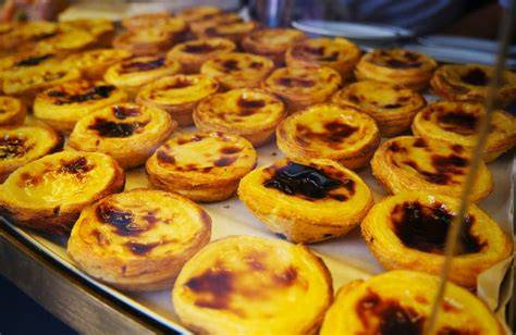 Pastéis de Nata als Pausensnack mit Kaffee