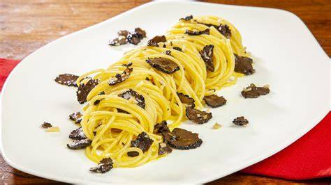 Pasta al Burro e Tartufo mit gehobeltem Parmigiano