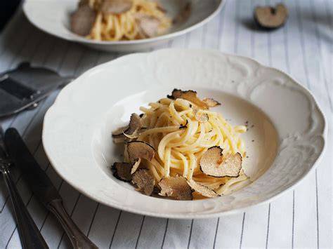 Pasta mit getrockneten und frischen Trüffeln