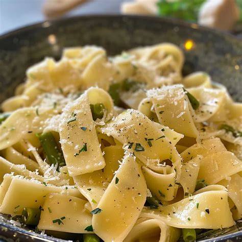 Pasta mit weißen Spargelstücken, Trüffelbutter und gerösteten Pinienkernen