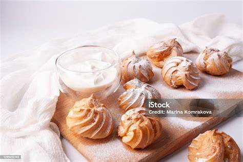 Pastelitos de Boda mit Puderzucker auf Holzbrett
