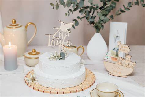 Pastellfarbene Tauftorte mit Cake Topper