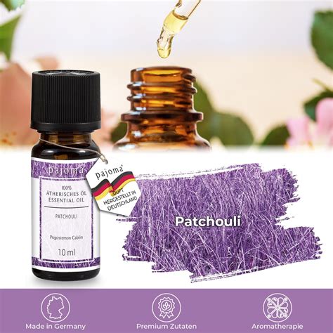 Patchouli-Öl in einer Glasflasche und Tropfen auf Holzlöffel