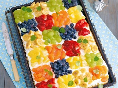 Patchwork-Obstkuchen: sortenweise belegte Quadrate auf Quarkcreme