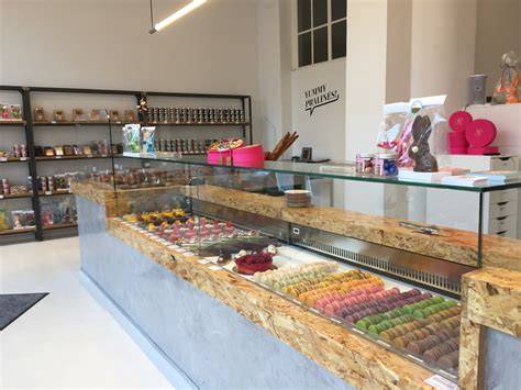 Patisserie Theke mit Croissants und Törtchen