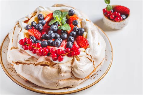 Pavlova Torte auf Hochzeitstafel