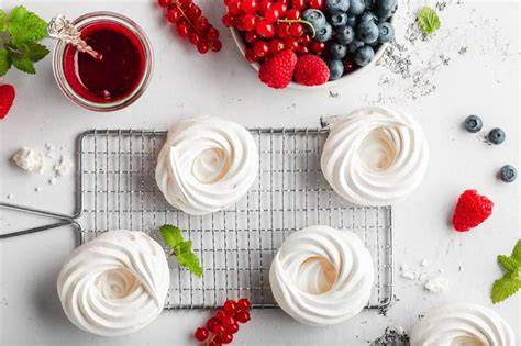 Pavlova in verschiedenen Variationen und mit verschiedenen Toppings