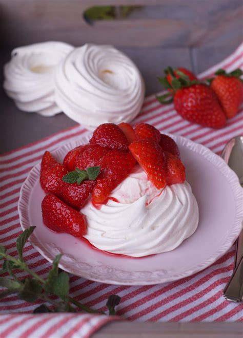 Pavlova mit Erdbeeren und Schlagrahm