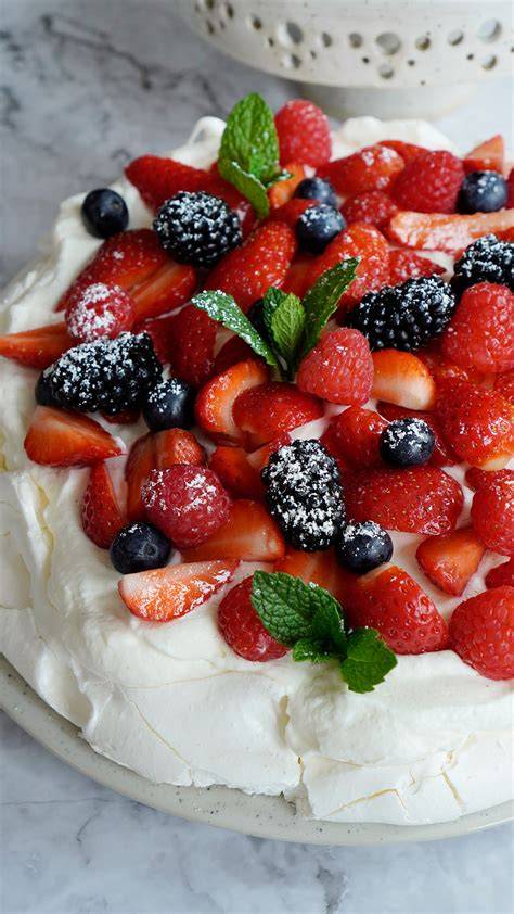 Pavlova mit Früchten und Baisern als Topping
