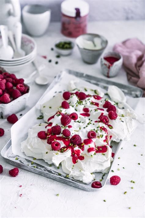 Pavlova mit Himbeeren und Pistazien dekoriert