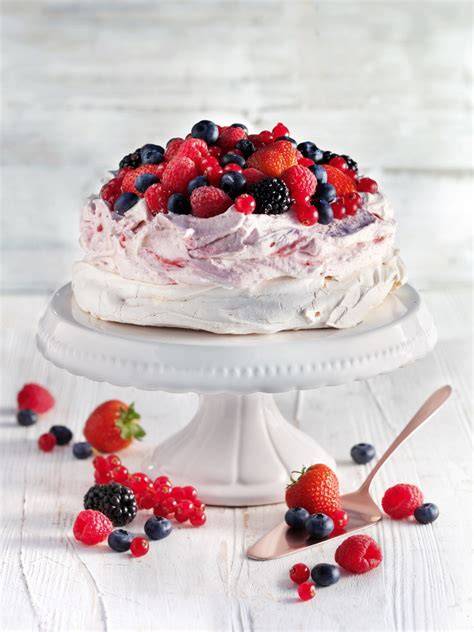 Pavlova mit Joghurt-Vanille-Creme und frischen Beeren