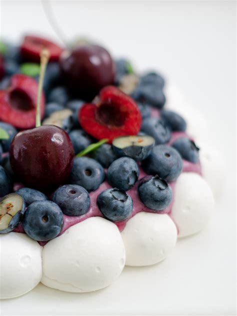 Pavlova mit Tonka-Joghurt-Creme und Heidelbeeren