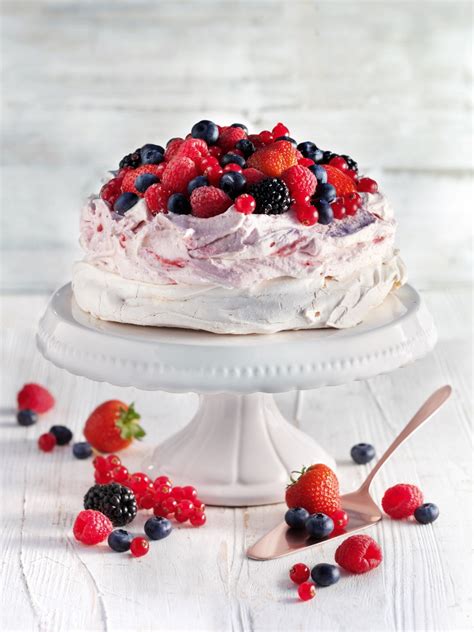 Pavlova mit frischen Beeren