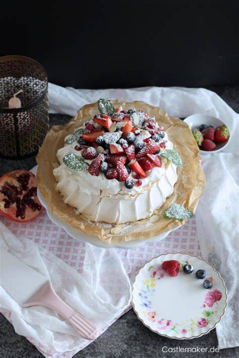 Pavlova mit saisonalen Beeren