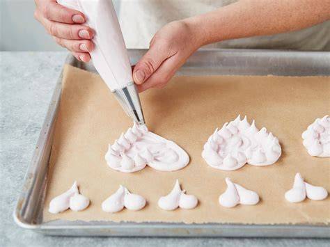 Pavlova-Schritte: Baiser schlagen, Mulde formen, backen