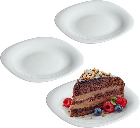 Pavlova-Stück angeschnitten auf Dessertteller