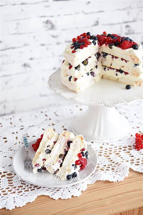 Pavlova-Torte mit Beeren und Sahne auf Tortenplatte