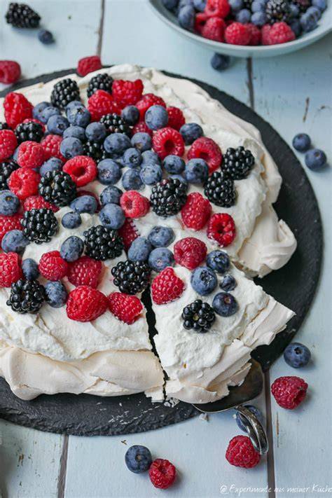 Pavlova-Torte mit frischen Beeren und Sahne