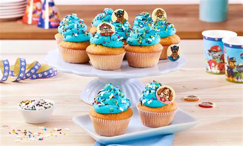 Paw Patrol Cupcakes mit blauer Sahne und Dekor-Auflegern