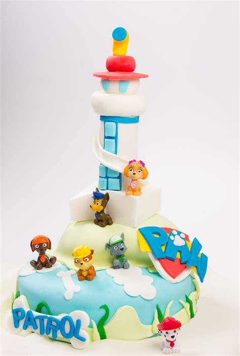 Paw Patrol Torte mit Fondant-Dekoration Badge und Pfoten