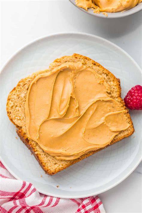 Peanut Butter & Jelly Torte mit Erdbeeren und gehackten Erdnüssen