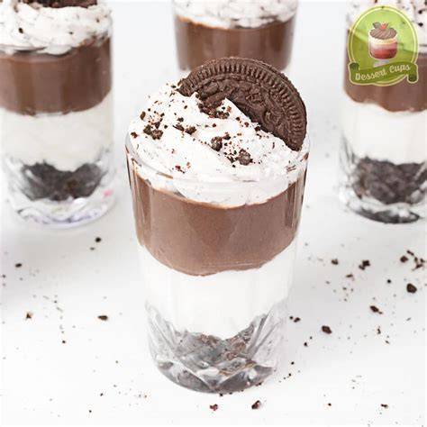 Peanut Butter Oreo Dessert im Glas mit Schokoladenschicht und gehackten Erdnüssen