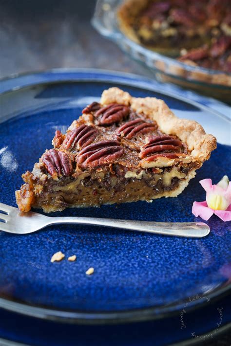 Pecan Pie mit glänzender Schokoladenfüllung, mit Pekannüssen belegt