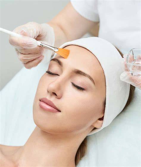 Peeling-Anwendung im Gesicht