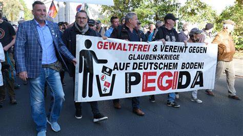 Pegida Demonstration und Symbolik