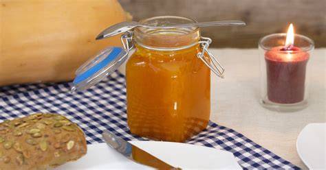 Pepino Marmelade auf Frühstückstisch