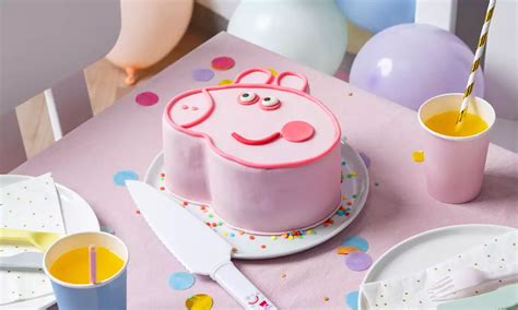 Peppa Wutz Torte dekoriert mit Fondant und Zuckeraugen