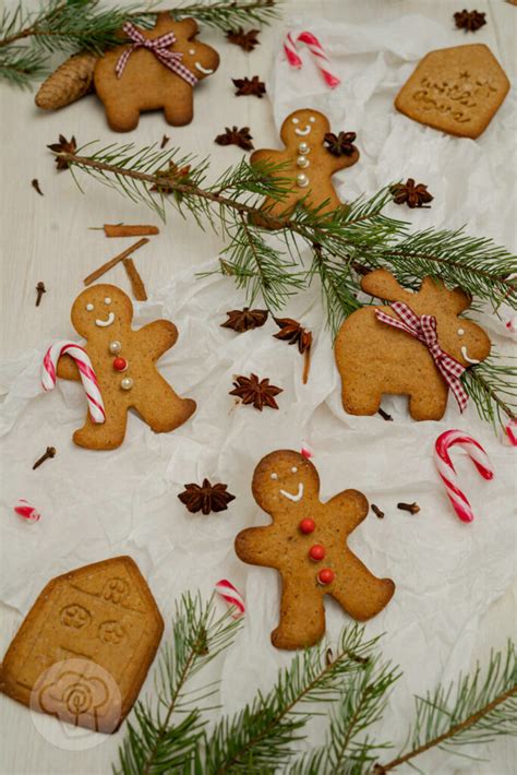 Pepparkakor ausgestochen auf Backpapier mit Gewürzen