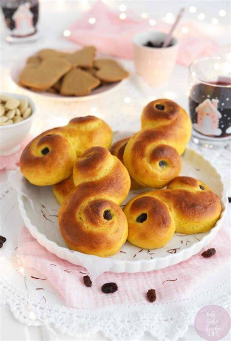 Pepparkakor und Lussekatter auf dem Luciafest