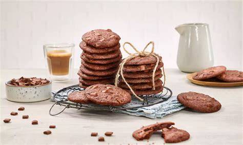 Perfekt gebackene Lindt Schokolade Cookies auf einem Kuchengitter