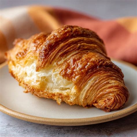 Perfekt gebackener Croissant mit goldbrauner Kruste und luftiger Innenstruktur