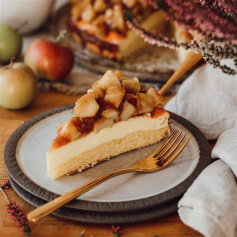 Perfekt gebackener Käsekuchen mit Äpfeln und Zimt