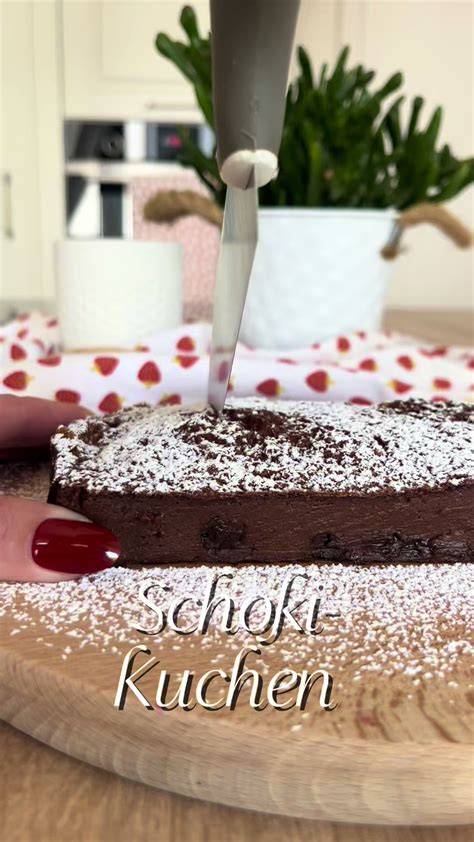 Perfekt glasierter Schokoladenkuchen auf Backbrett