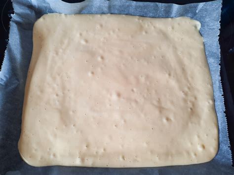 Perfekter Biskuitteig auf Backblech, fluffig und goldgelb