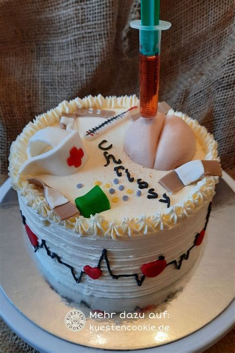 Persönlich überreichte Krankenschwester Torte im Klinikalltag