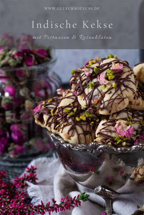 Persische Kokosplätzchen in Sternform mit Pistazien und Rosenblüten