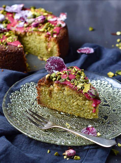 Persische Kuchen und Zutaten: Safran, Kardamom, Rosenwasser, Mandeln, Pistazien