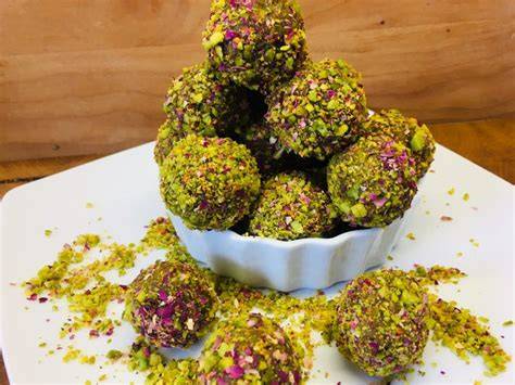Persische Pistazien-Orangen-Energiebällchen mit Rosenblüten