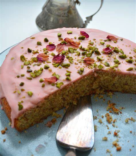 Persischer Safran-Grießkuchen mit Rosenwasser und Deko