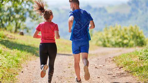 Person beim Gehen und Joggen als Ausgleich