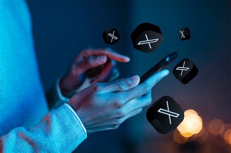 Person nutzt Kalorienzähler-App auf Smartphone