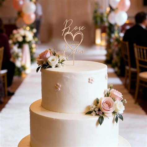 Personalisierte Hochzeitstorte mit Blumendekor