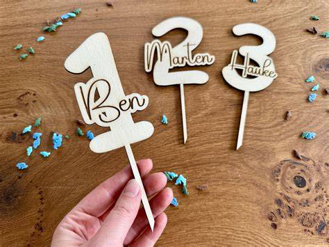 Personalisierter Cake Topper aus Holz mit Namen des Täuflings