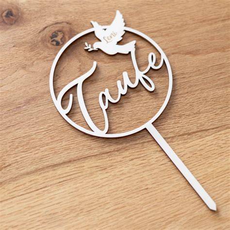Personalisierter CakeTopper auf Torte mit Motivkeksen und Motivlolli